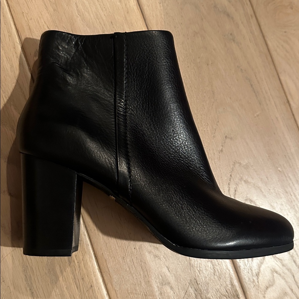 New! Vionic Kennedy Leather Ankle Boot! Size 9 - Picture 2 of 5
